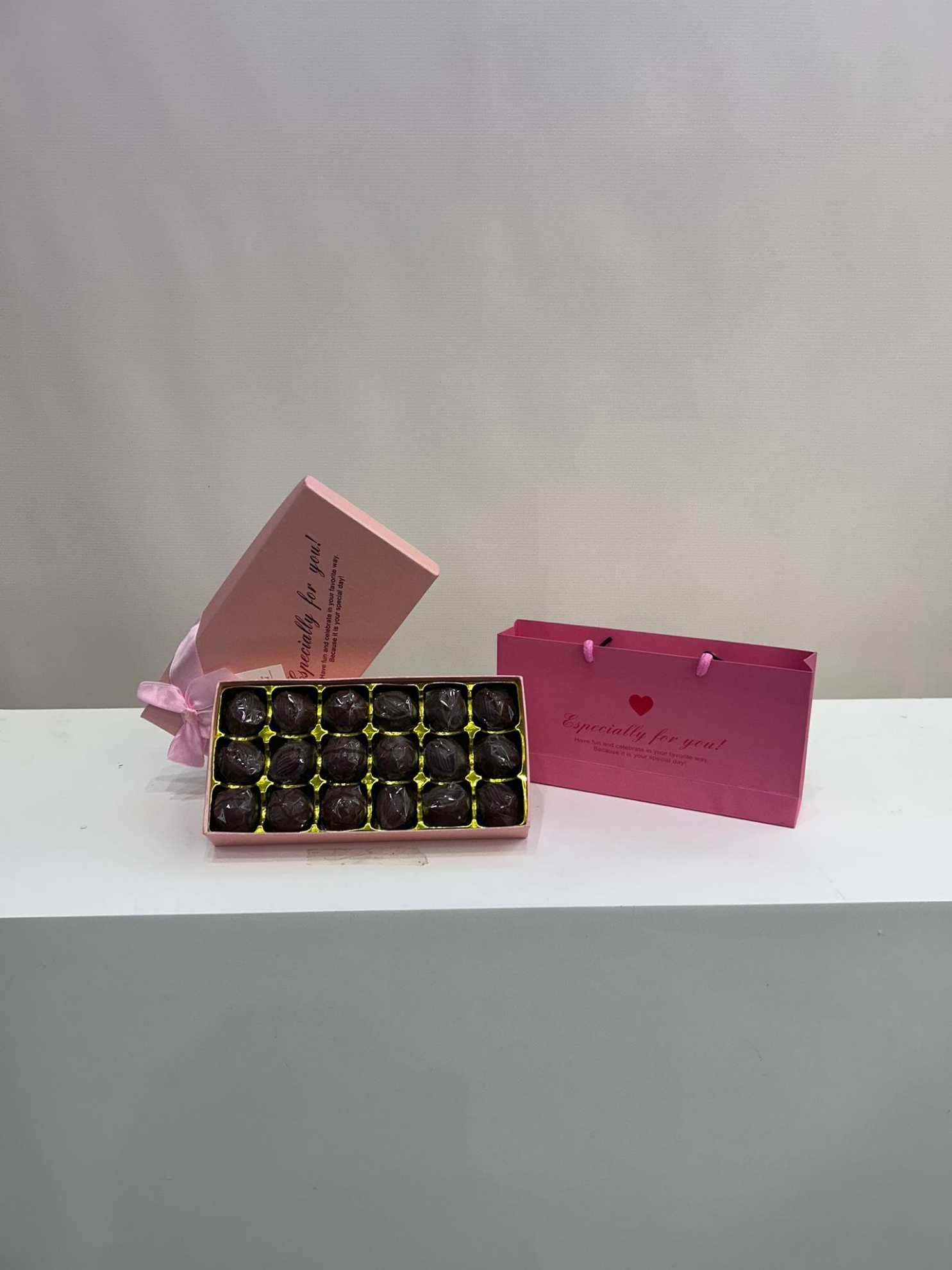 Picture of Assorted Chocolate Box 18 pcs