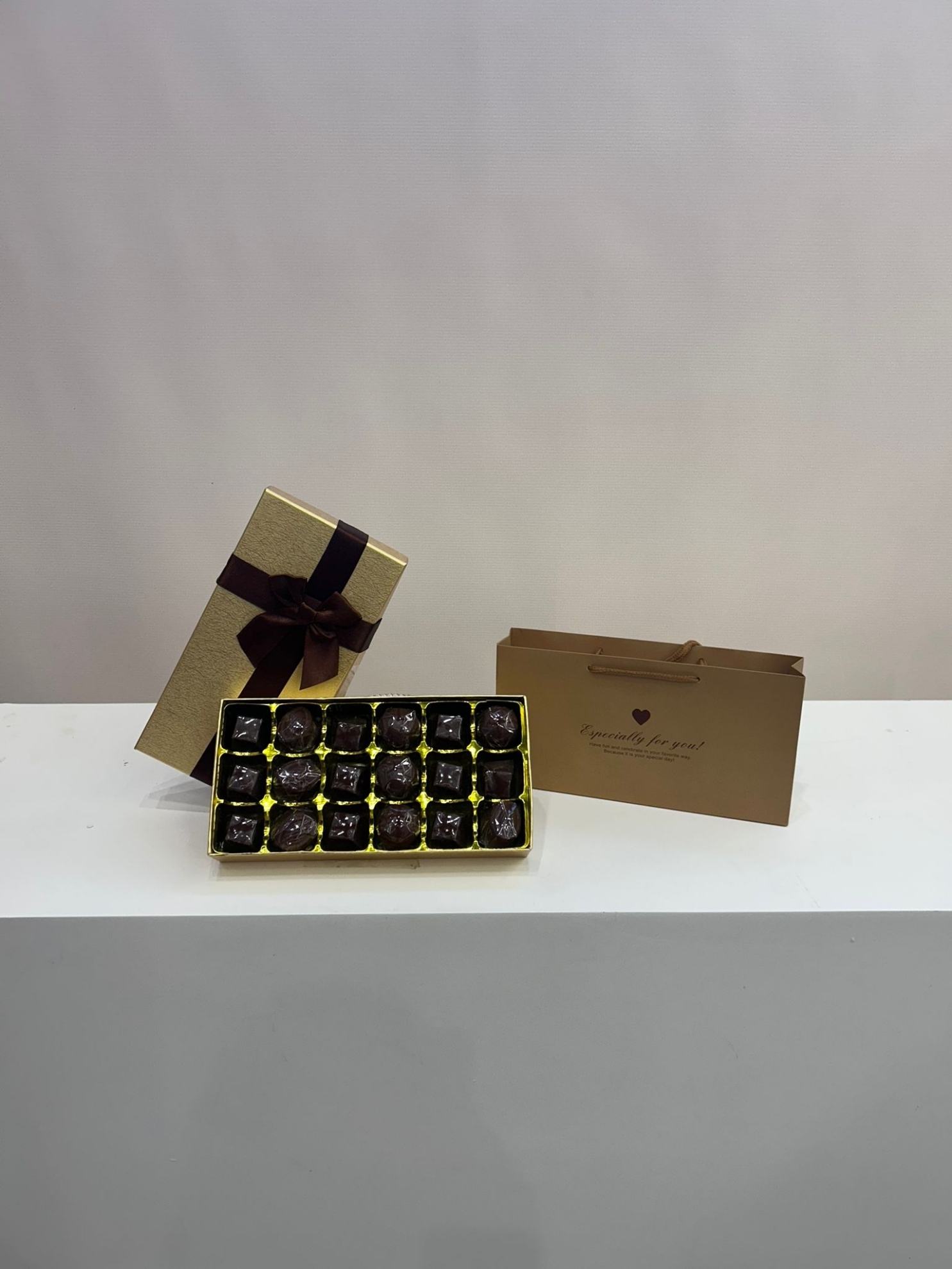 Picture of Golden chocolate Box 18 pcs