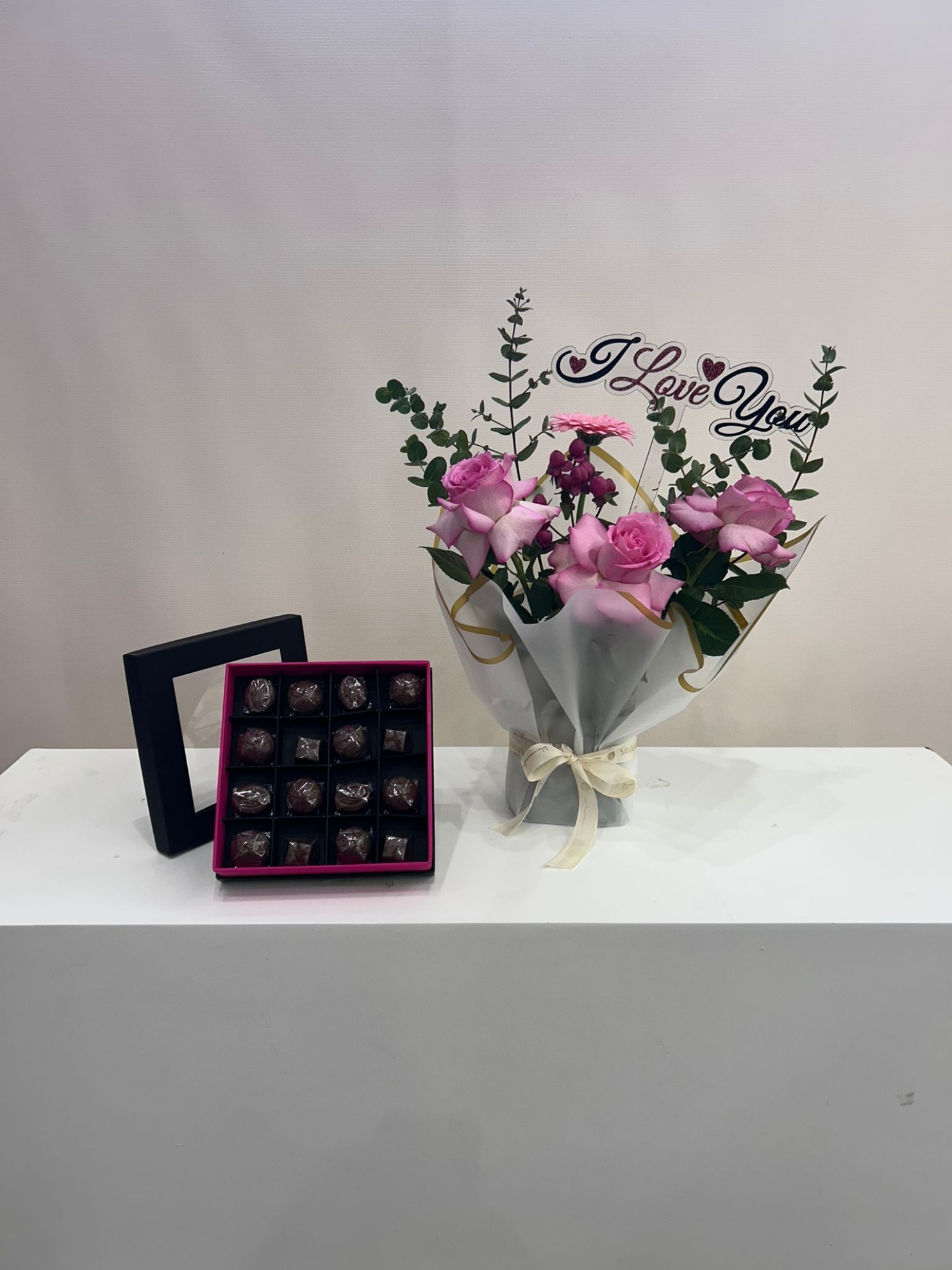Picture of Chocolate Box 16 pcs  |Love Flowers