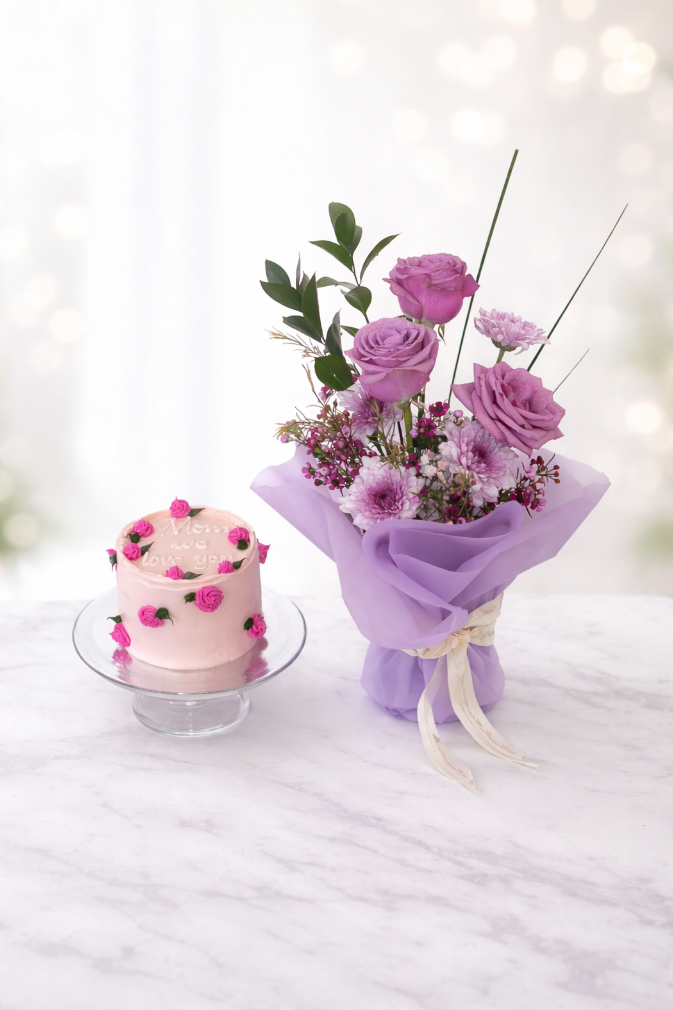 Picture of mom we love you cake |strawberry and vanilla|flowers |2 to 4 person